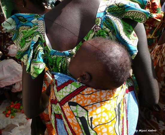 Mujer portando su bebé con un mbotou confeccionado con Wax. Foto de Miguel Ambrós