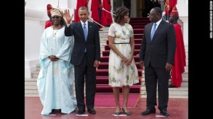 La primera dama senegalesa usó una grand boubou para recibir a Obama en su primera visita a Senegal