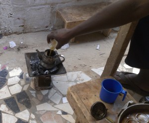 Tomar y preparar té es la excusa para pasar horas y horas charlando en cualquier lugar de Senegal. ¡Todos están invitados!